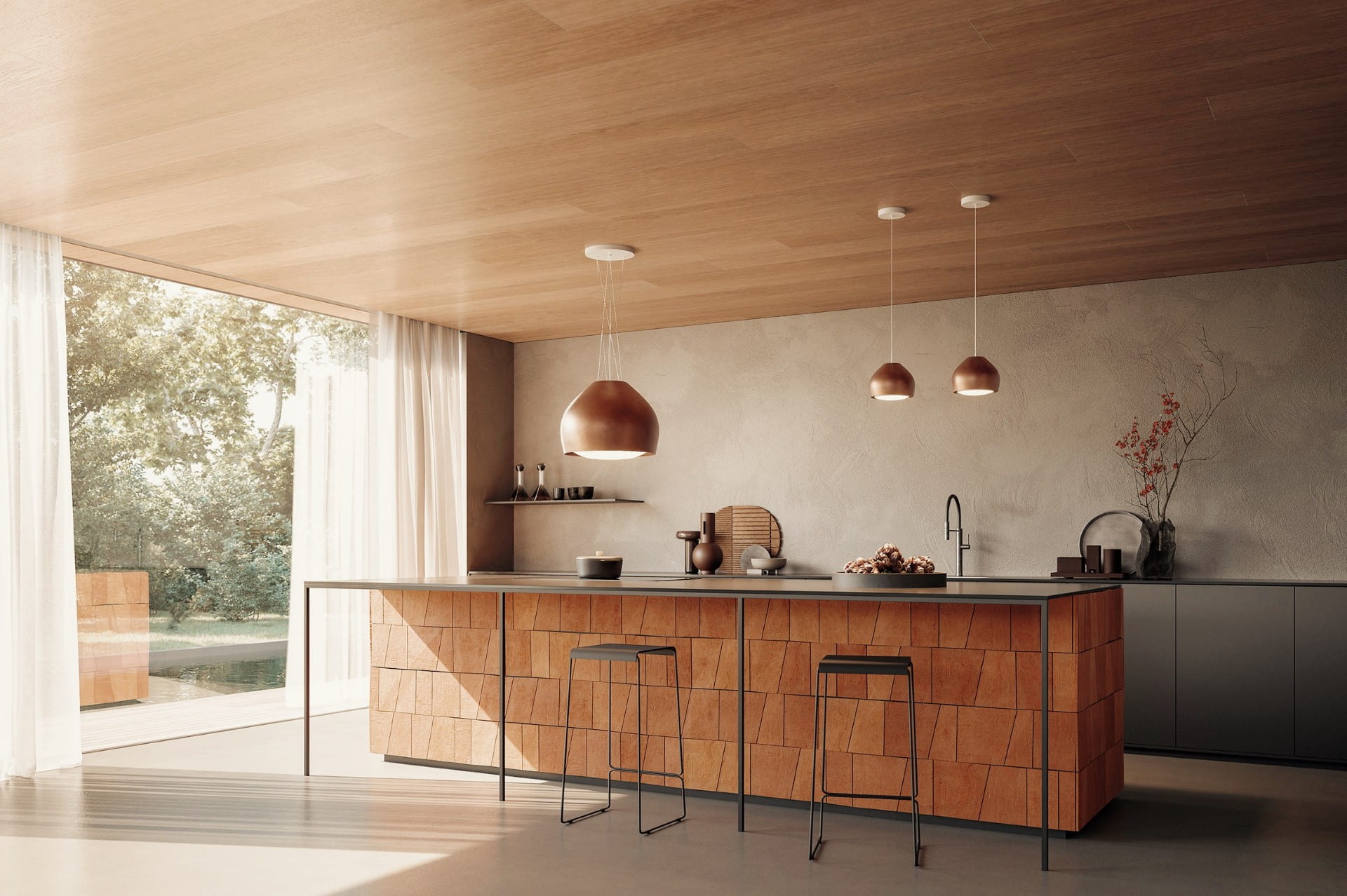 Cocina moderna con isla central de madera texturizada, taburetes metálicos y lámparas colgantes de cobre. Diseño minimalista con techo de madera clara y gran ventana lateral que aporta luz natural. Estilo contemporáneo y elegante